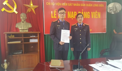 Chi bộ Viện KSND quận Long Biên kết nạp thêm một Đảng viên mới